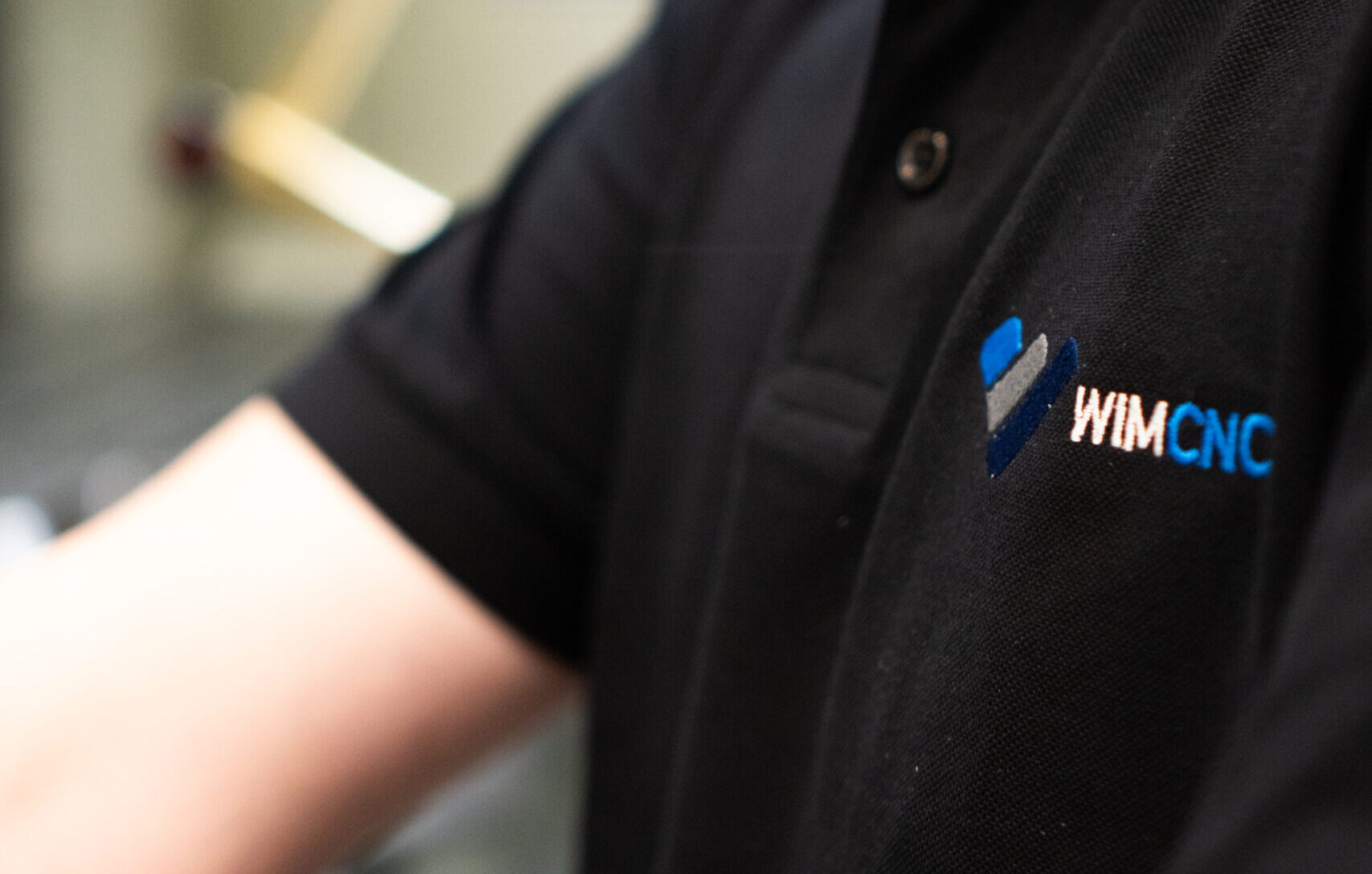 Techniker bei der Reparatur und Instandhaltung moderner CNC Maschinen.