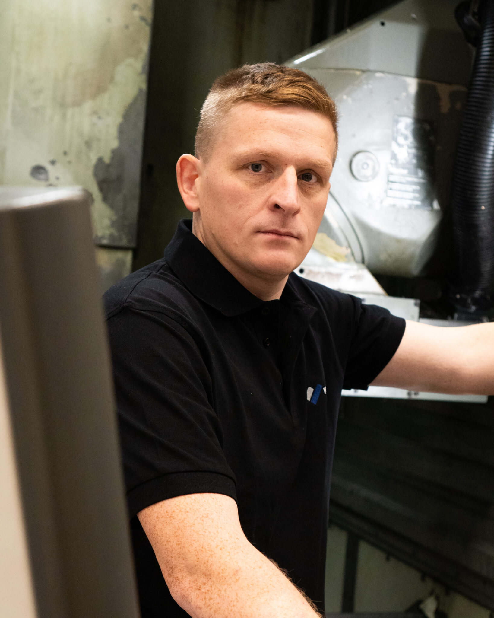 Techniker bei der Reparatur und Instandhaltung moderner CNC Maschinen.